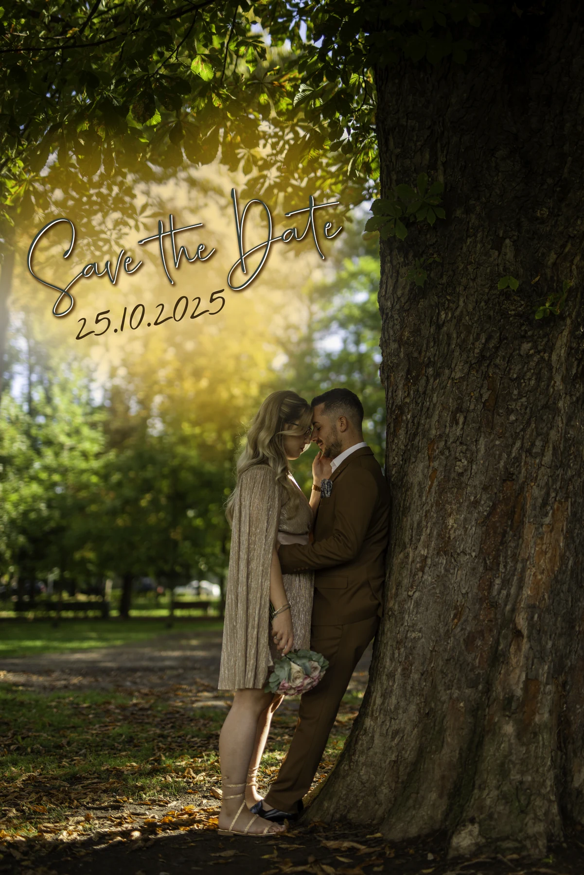 Cuplu lângă un copac, în lumina soarelui, cu text Save the Date în partea de sus.