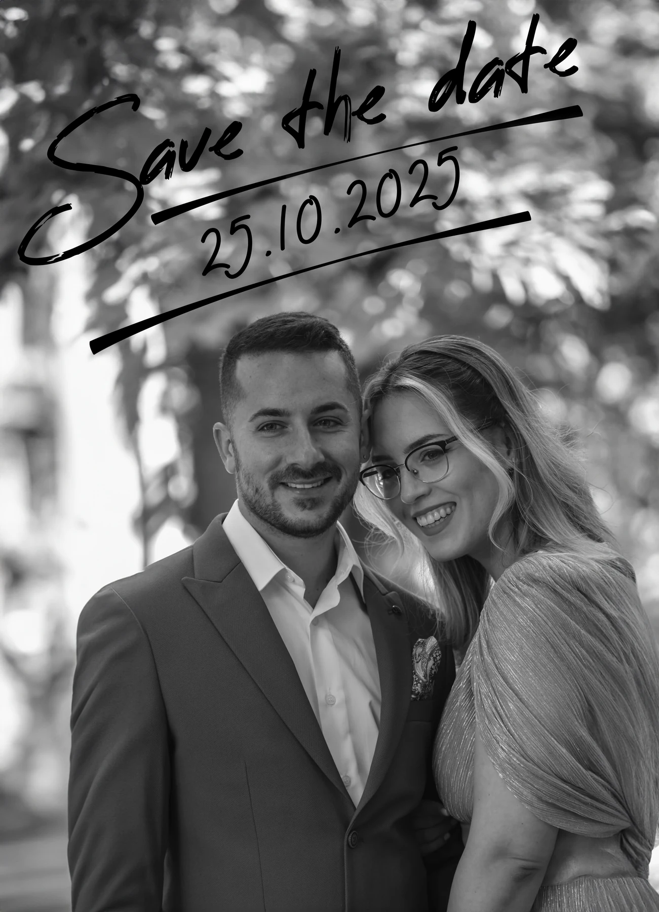Cuplu zâmbind într-un portret alb-negru cu text Save the Date.