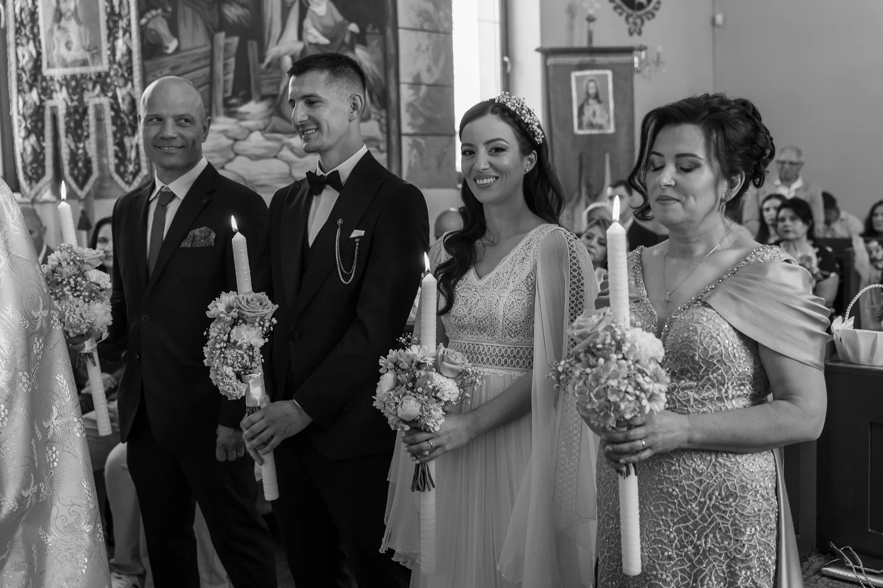 Miri și familie în timpul ceremoniei religioase.