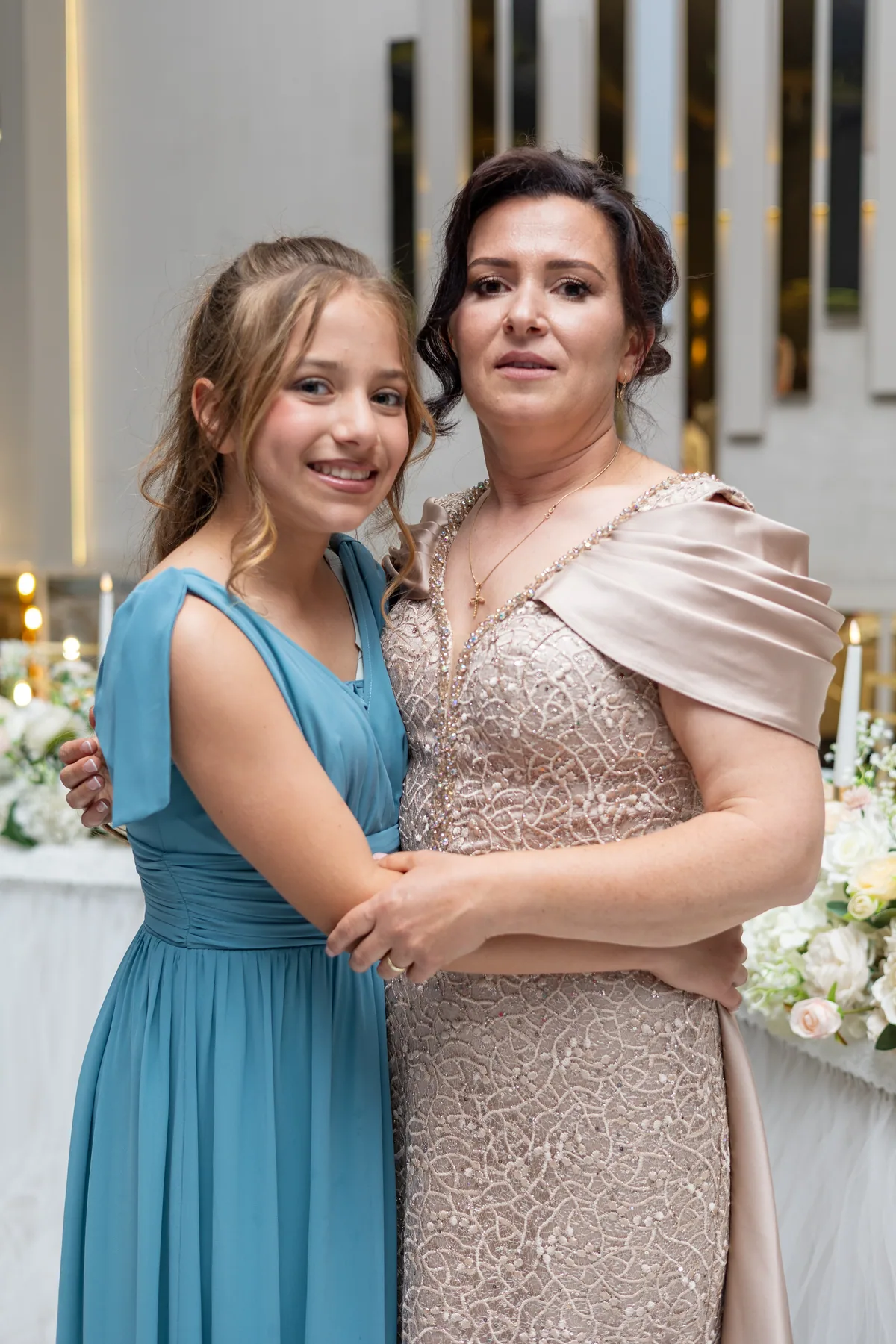 Mamă și fiică fotografiate la un eveniment.