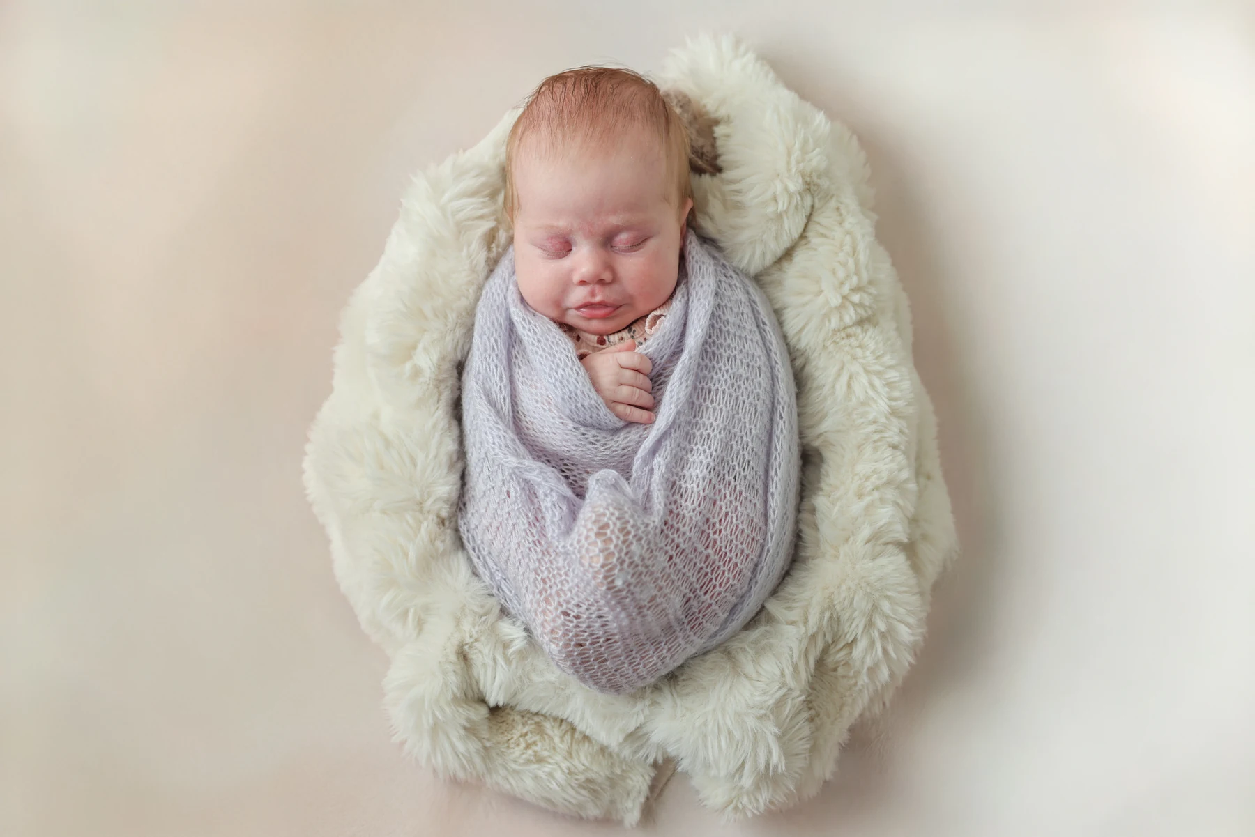 Nou-născut fotografiat într-un decor simplu de CDM Studios.